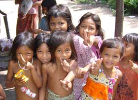 ABOUTAsia Schools - benevole avec des enfants cambodgiens