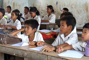 ABOUTAsia Schools - Volunteer with Cambodian children